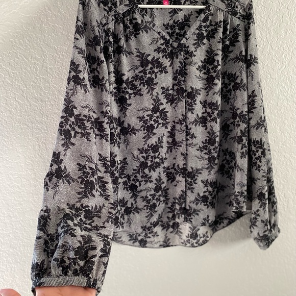 VINCE CAMUTO Floral LongSleeve tops. Medium - Picture 9 of 10